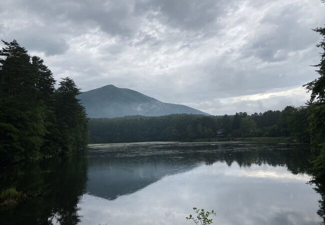 鏡のように飯綱山を映す