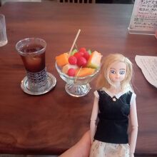 食後サービスのコーヒーとフルーツ盛り合わせ