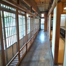 幅広長尺の床板の縁側は素晴らしい！