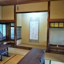 本床の間は付書院が施され