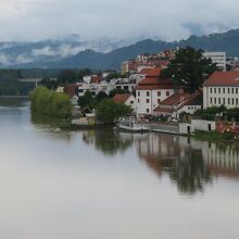 川上側の遠い山並みとの取り合わせも風情あり