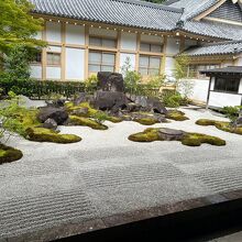 建物と庭風景