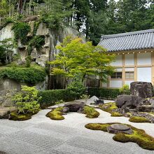 建物と庭風景