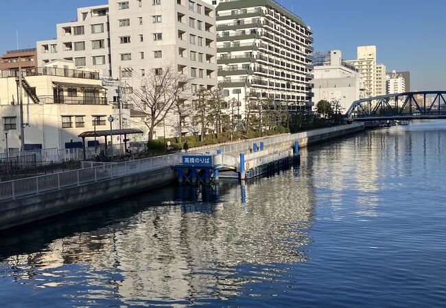 高橋のたもとにある乗船場