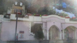 山の麓にありました