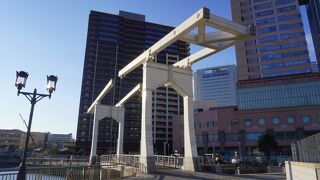 はね橋と一体として受け止めるべき広場