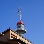 鉄塔の上に建つ赤い屋根の小さな望楼