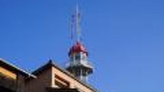 鉄塔の上に建つ赤い屋根の小さな望楼