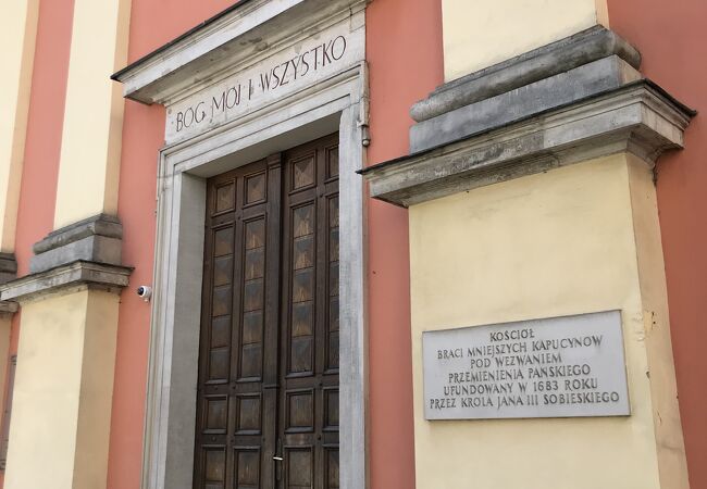 バス停を降りたらすぐ