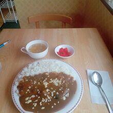 茄子とベーコンのカレー。チーズがかかっている