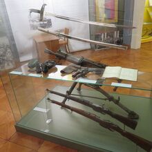 大小の武器展示品が多数。