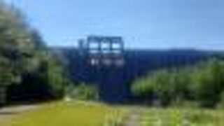 ダムには展望台や資料室があります。