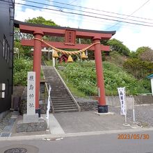 バス通り沿いの鳥居