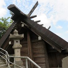 この時点では「う～ん、神明造の神殿らしいが、入口がない」