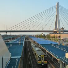 ２番線ホームの青い森鉄道 