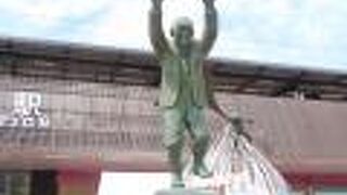 コミカルな銅像で