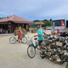 自転車を返却する様子