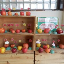 玄関脇のりんごの展示