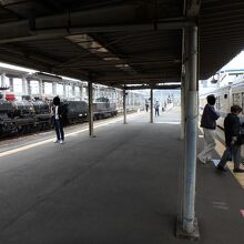 日田彦山線の列車に乗換え。ホームの幅がかなり広かった