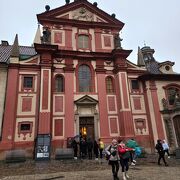 プラハ城内の小さな教会。