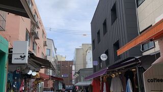 衣類や雑貨、おみやげ物、カフェなど迷路のような区画を歩き回りました。