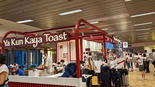 飛行機から降りたら、急いで並んでカヤジャムを買う人が多い