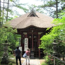 茅葺き屋根で風情ある釈迦堂