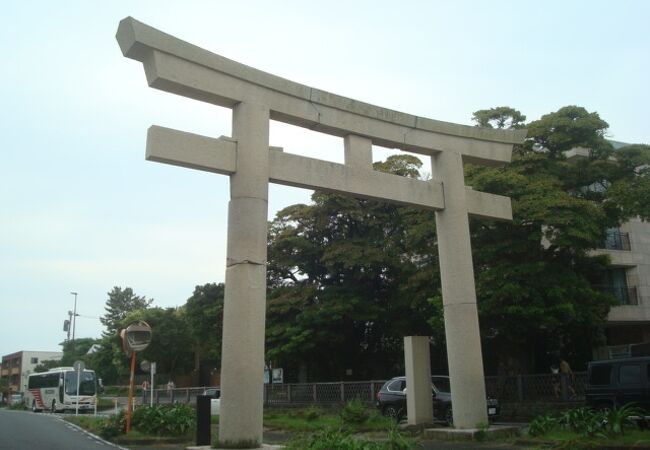 一の鳥居は鎌倉警察署近くにあります