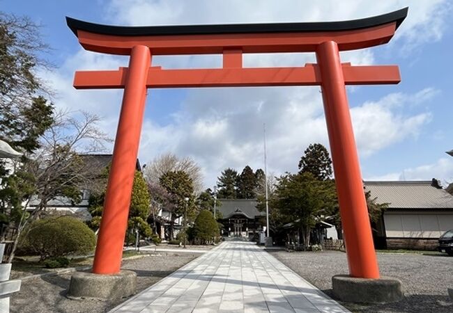 市電湯の川終点すぐ、大きな赤い鳥居が目立つ