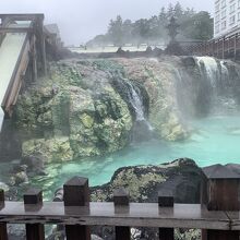 温泉がコバルトブルーでキレイ