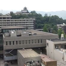 部屋から高知城、高知県庁をのぞむ。