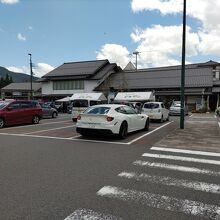 駐車場から道の駅をのぞむ。