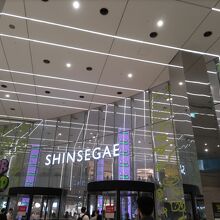 入口　人が多いです