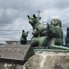 大館駅前にあった「秋田犬の像」です
