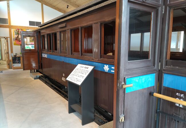 日本唯一の四輪木造２等客車を展示　