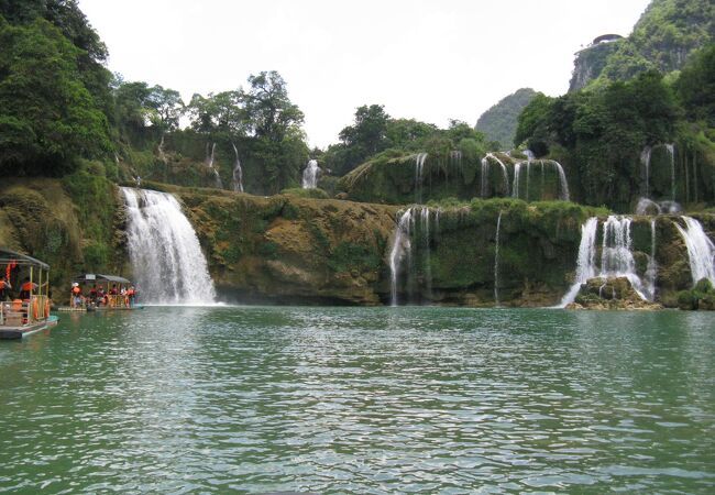 中国と跨がる美しい滝でベトナム側は比較的に観光地化されてない