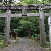 綺麗な敷石で覆われ長い上り坂が続く御幸参道本通りを上り詰めた場所から参拝