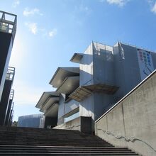 手前が美術館で奥が博物館