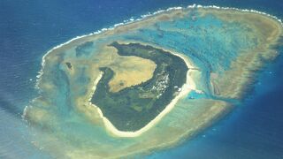 美しいエメラルドグリーンの海上に浮かぶ珊瑚礁に囲まれた、面積わずか０.５６ｋｍの小さな島です。