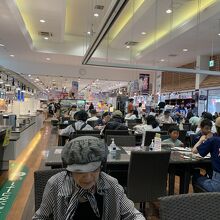 席はゆづりあって楽しく食べましょう