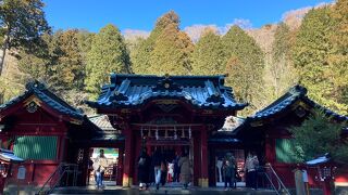 箱根町元箱根にある神社！湖岸の鳥居と湖をバックに記念撮影をどうぞ