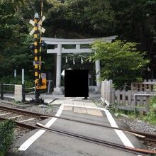 御霊神社の前を江ノ電が通っています。