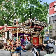 すすきの交差点で、さっぽろ祭の神輿行列