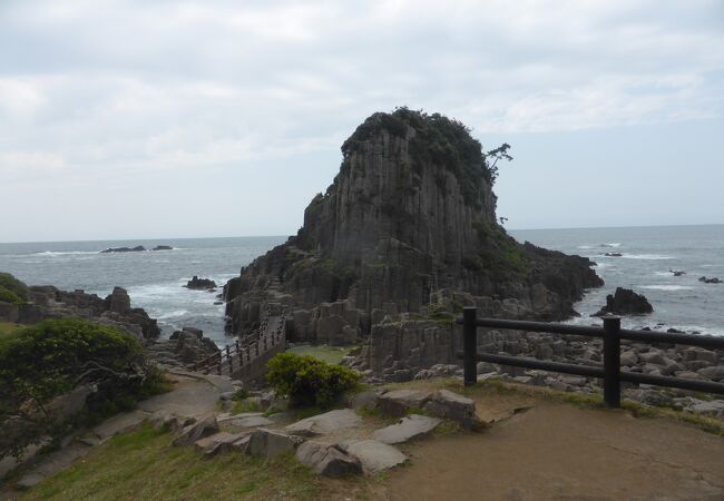 越前海岸の柱状節理の島