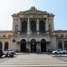 駅舎正面。クラシックで重厚感があり...、