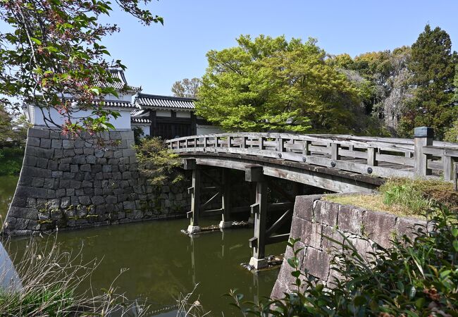 城跡への橋が朽ちていて、橋を渡れなかった