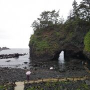 急峻な日本海の断崖にある岩に空いた「門」のような大きな穴。なかなか見ごたえがあります。
