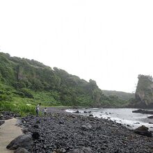 やや急な階段を降りると、海岸線の下まで行けます。