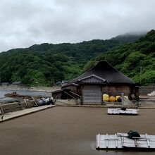 こちらの広い場所に海水を汲み上げ、塩を作るそう。