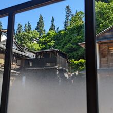 窓からは銀山温泉の町並みが